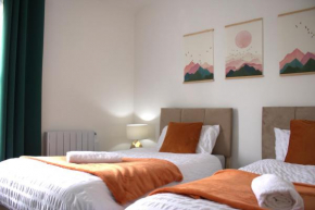 Top Spot 2-Bed Spacious Apartment Town Centre Train Station WIFI